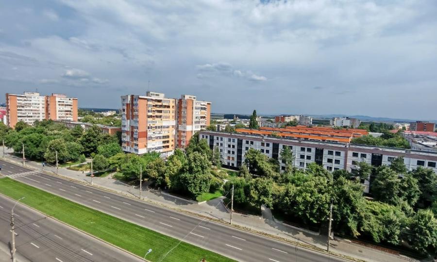 Apartament cu 3 camere decomandat în Mazepa 1