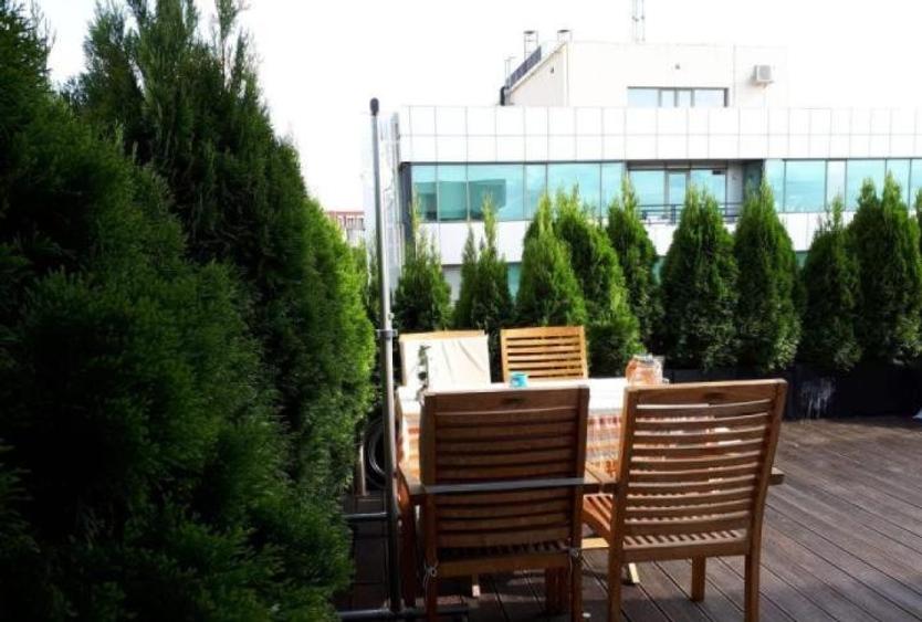 Apartament cu 3 camere, mobilat în 1 Mai