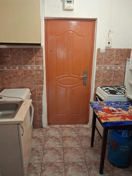 Pf.Inchiriez garsoniera in Oradea , (Rogerius) str.Uzinelor,nr.4 - 1