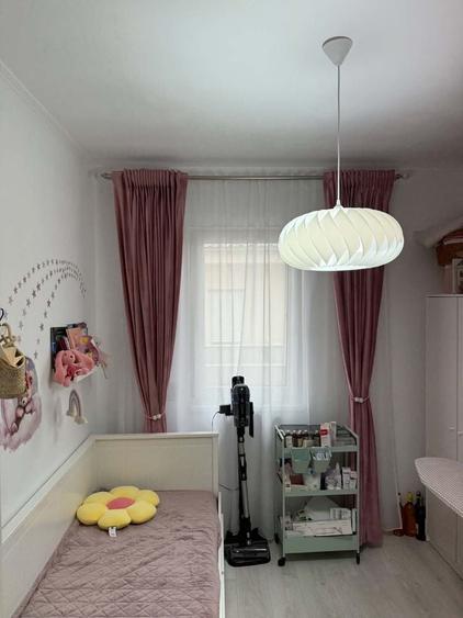Apartament cu 3 camere semidecomandat în Giroc