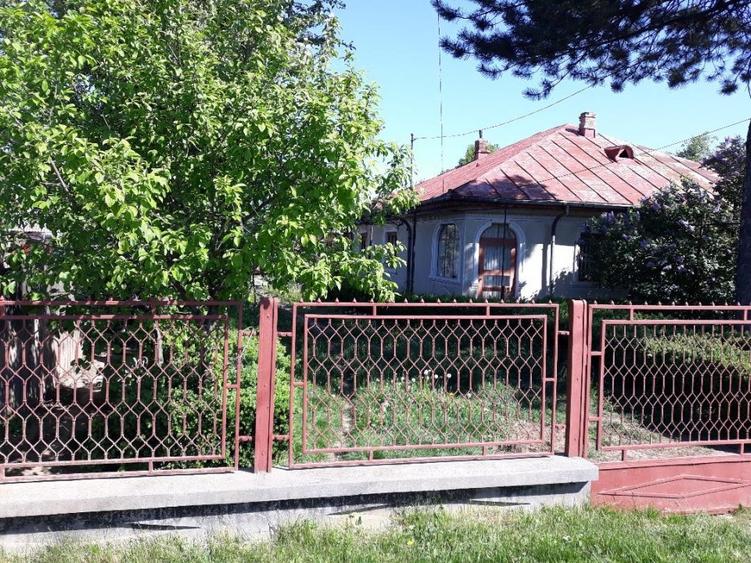 Casă cu 3 camere cu Teren 1500 Mp în Central
