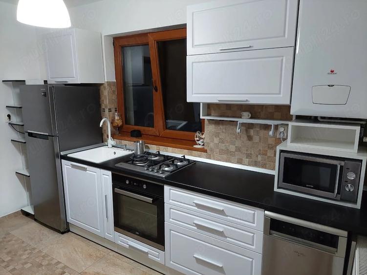 Apartament cu 3 camere decomandat în Tractorul