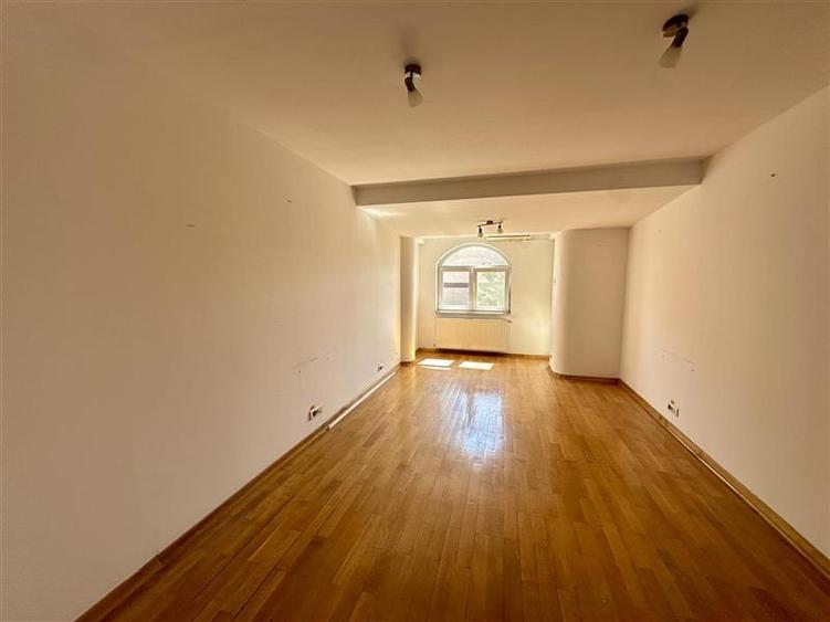Birou, de 88 mp, în Central
