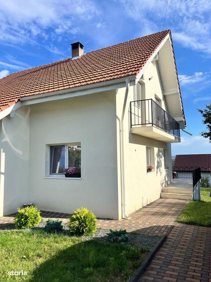 Casă cu 5 camere cu Teren 11000 Mp în Central
