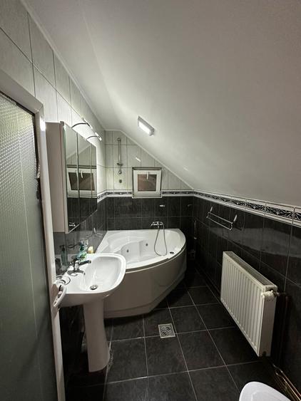 Apartament cu 3 camere decomandat, mobilat în Schei