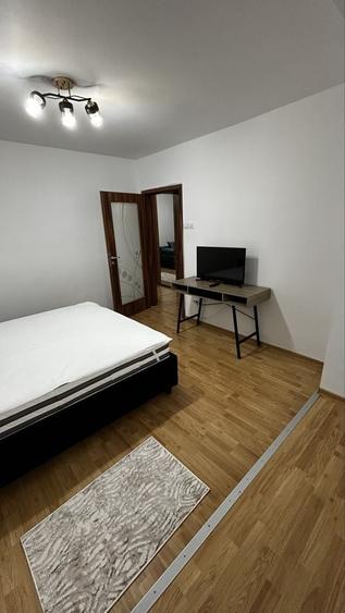Apartament cu 2 camere semidecomandat în Podu Roș