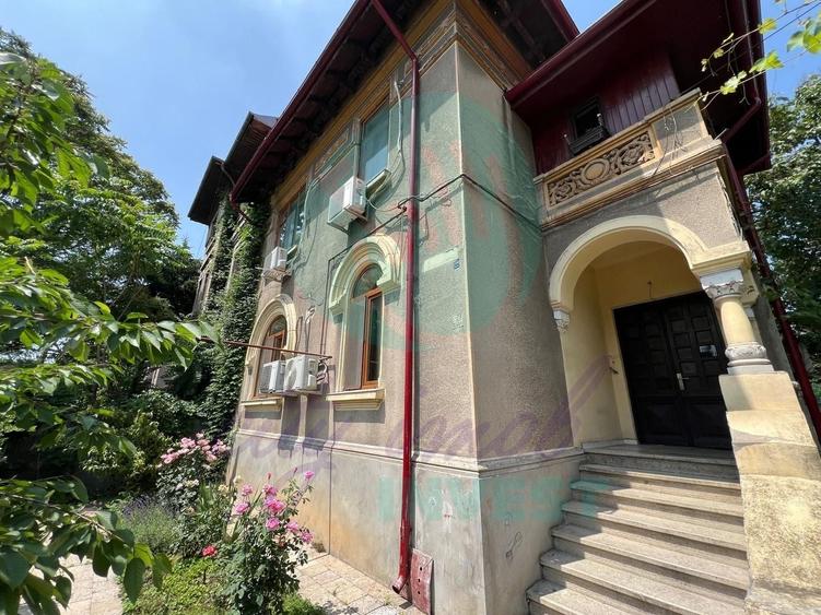 Casă individuală cu 9 camere cu Canalizare în Cotroceni