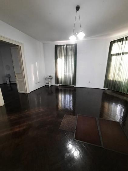 Apartament cu 5 camere semidecomandat în P-ța Victoriei