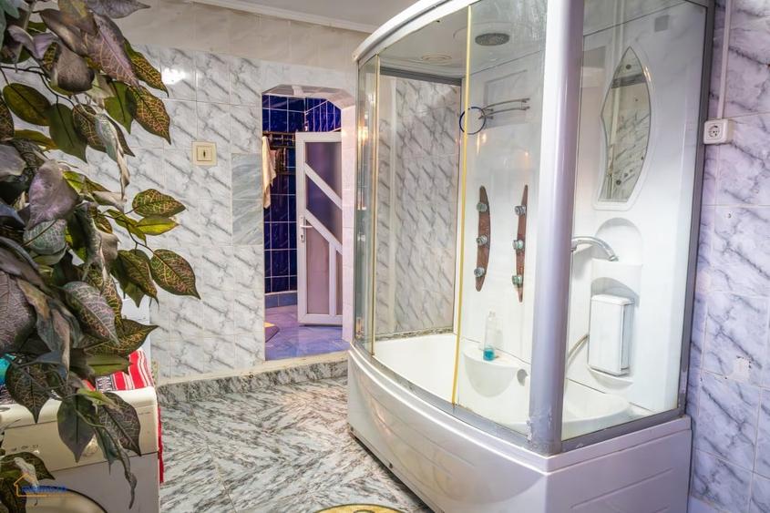 Casă individuală cu 8 camere cu Canalizare în Comănești