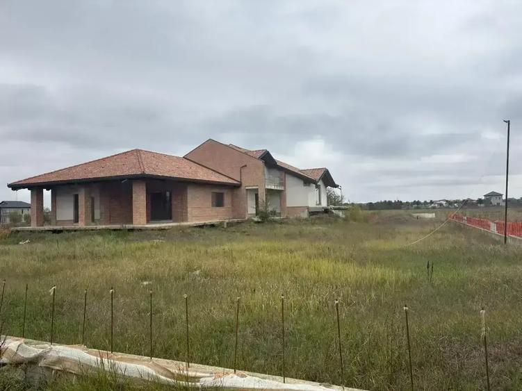 Casă cu 10 camere cu Canalizare în Central