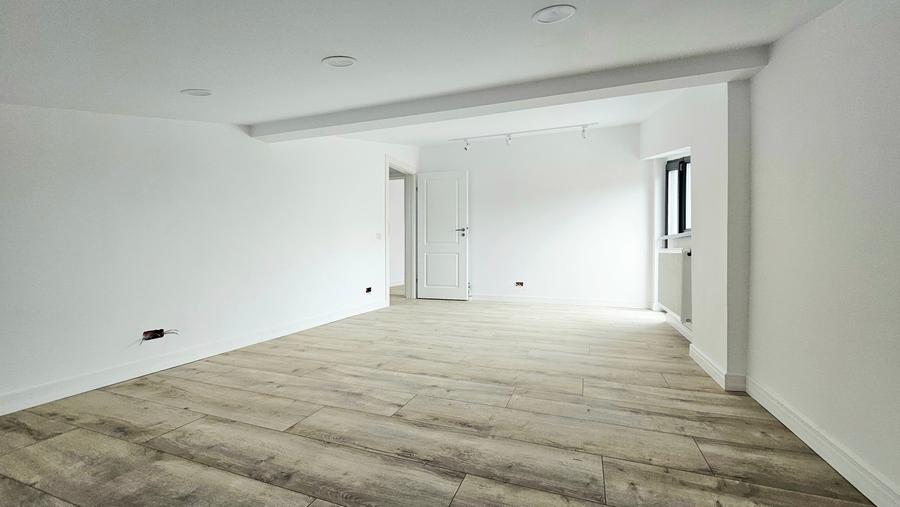 Apartament cu 3 camere semidecomandat în Matei Voievod