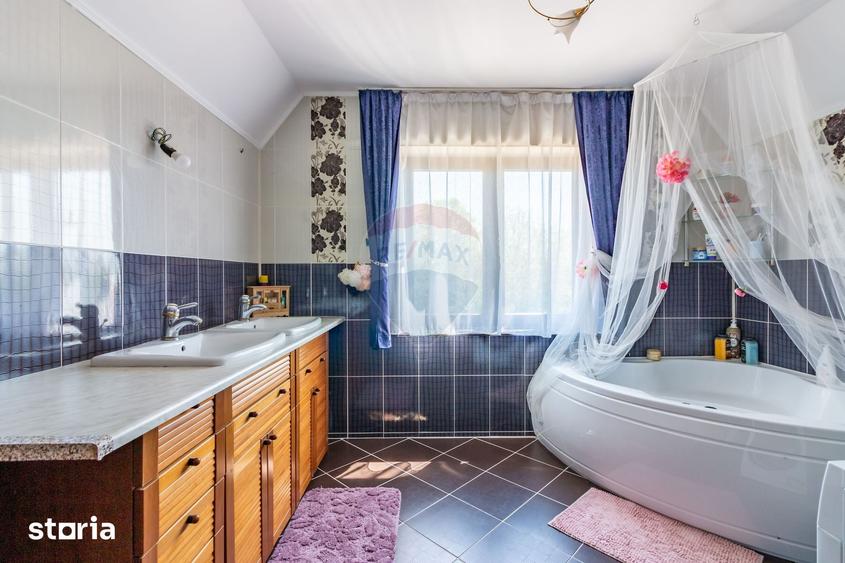 Casă cu 7 camere cu Teren 1000 Mp în Central