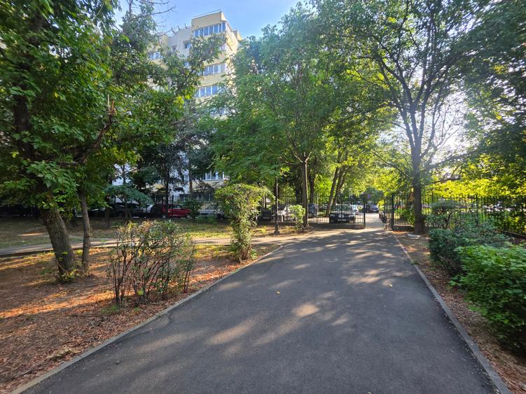 Apartament cu 4 camere decomandat în Lacul Tei