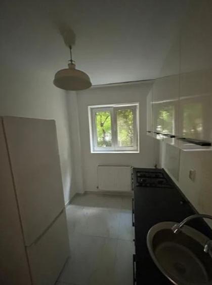 Apartament cu 3 camere semidecomandat, mobilat în Iancului
