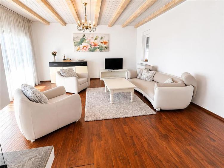 Apartament cu 3 camere decomandat, mobilat în Calea Dumbrăvii