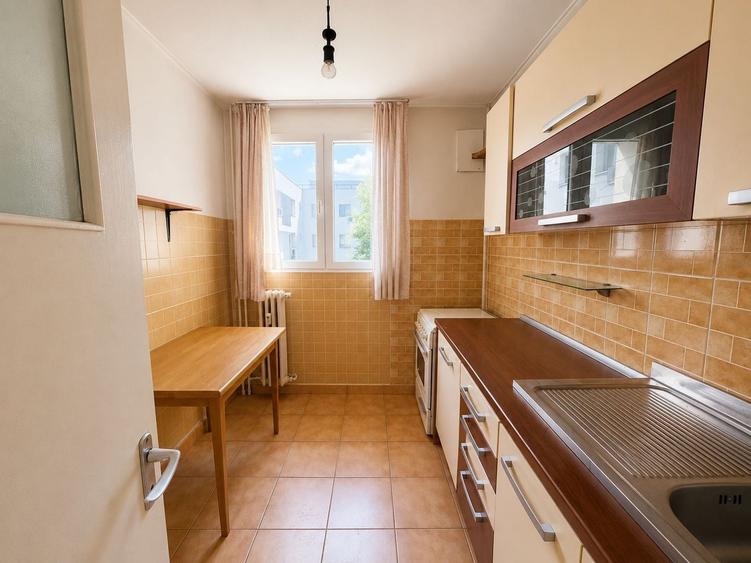 Apartament cu 3 camere semidecomandat în Titan