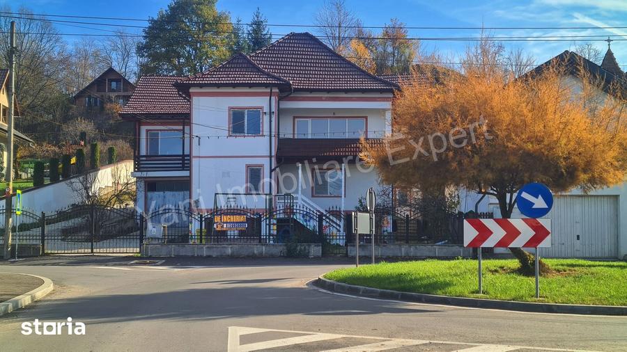Casă cu 8 camere cu Teren 1500 Mp în Central