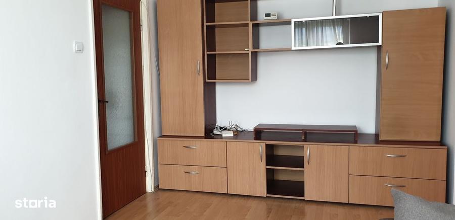 Apartament cu 3 camere, mobilat în Florilor