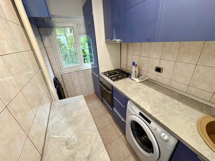 Apartament cu 3 camere semidecomandat în P-ța Reșița
