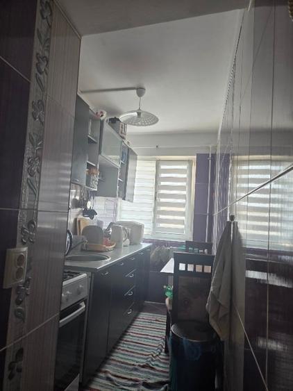 Apartament cu 2 camere semidecomandat, mobilat în Craiovița Nouă