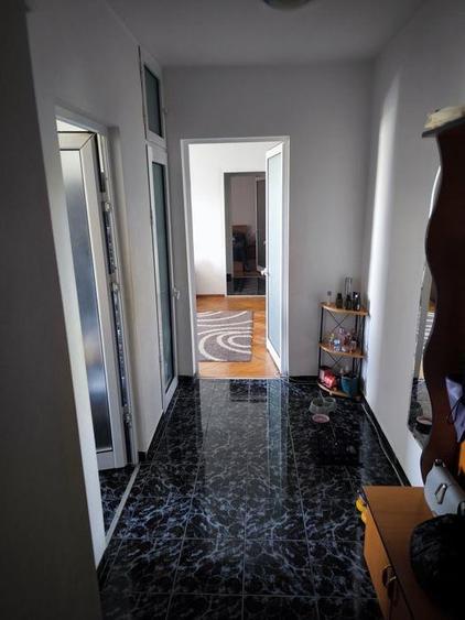 Apartament cu 3 camere semidecomandat în Hipodrom