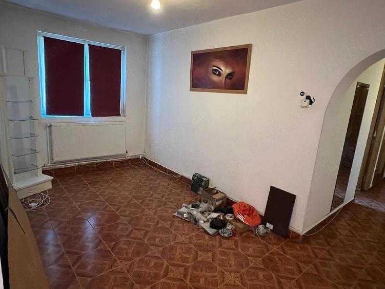 Apartament cu 3 camere semidecomandat în Ferentari