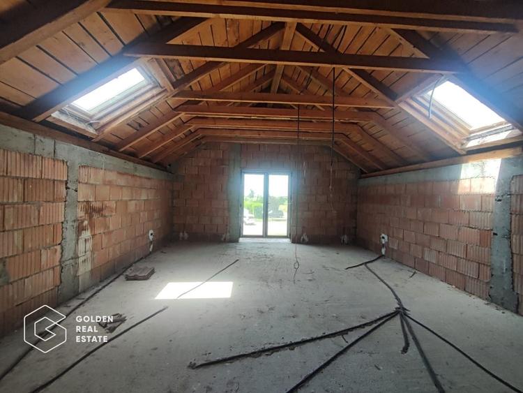 Casă individuală cu 6 camere cu Teren 697 Mp în Exterior Vest