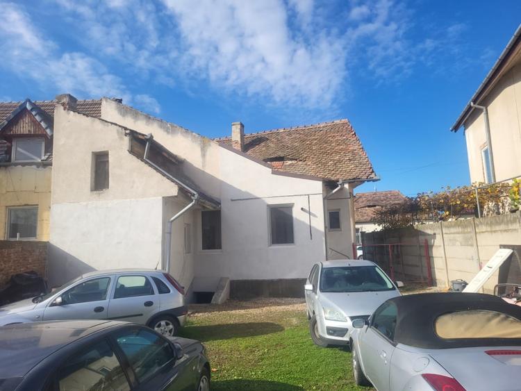Casă cu 4 camere cu Teren 480 Mp în Piața Cluj