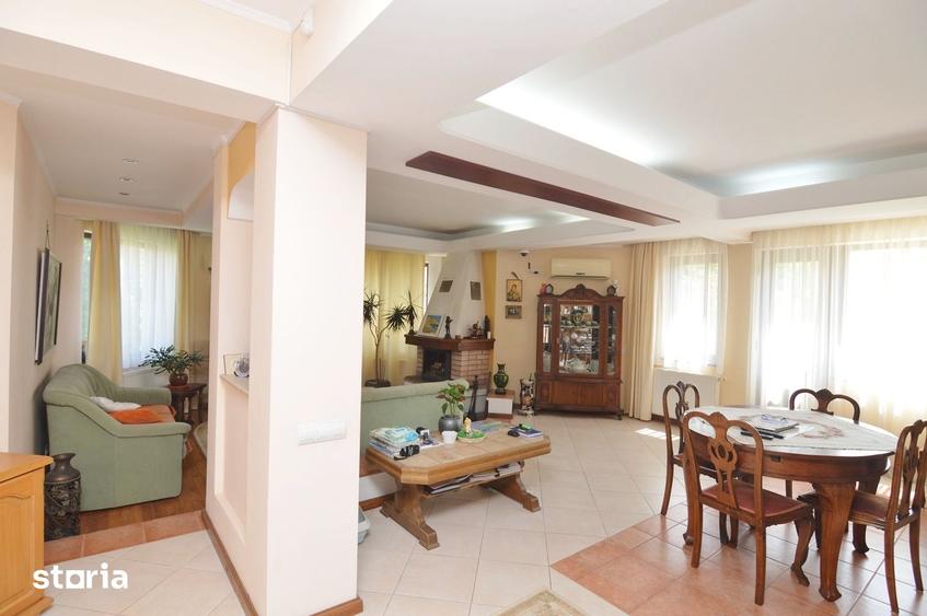 Casă cu 6 camere cu Teren 1081 Mp în Central