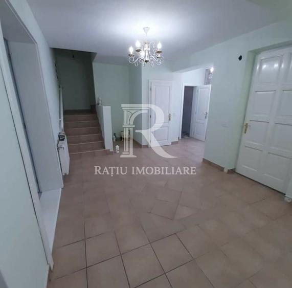 Casă individuală cu 7 camere cu Canalizare în Sântandrei