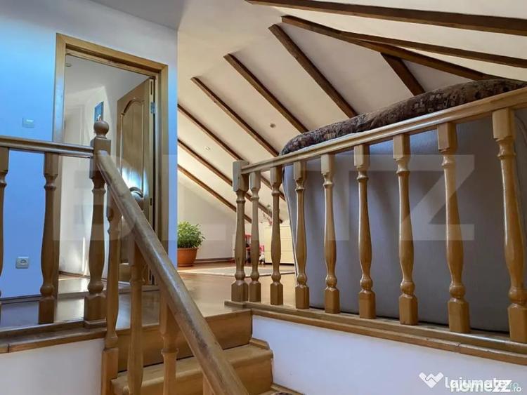 Casă cu 7 camere cu Teren 587 Mp în Valea