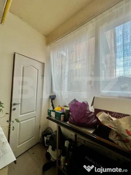 Apartament cu 4 camere semidecomandat, mobilat în Europa