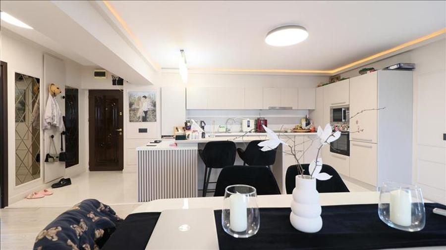 Penthouse cu 3 camere decomandat, mobilat în Palat