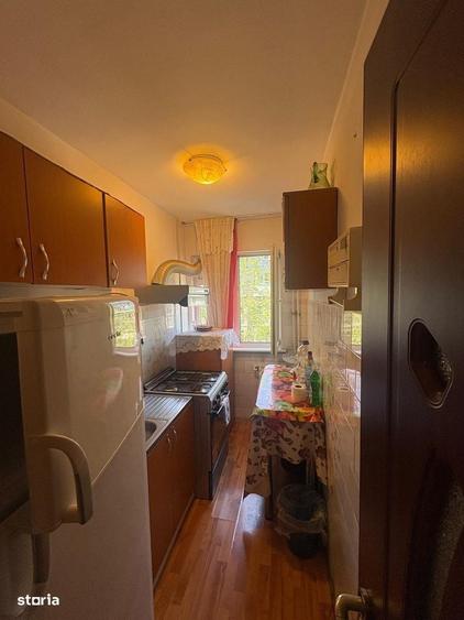 Apartament cu 3 camere semidecomandat în Craiovița Nouă