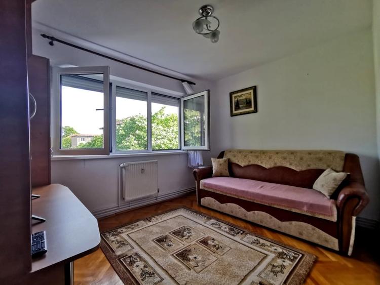 Apartament cu 4 camere semidecomandat, mobilat în Dacia