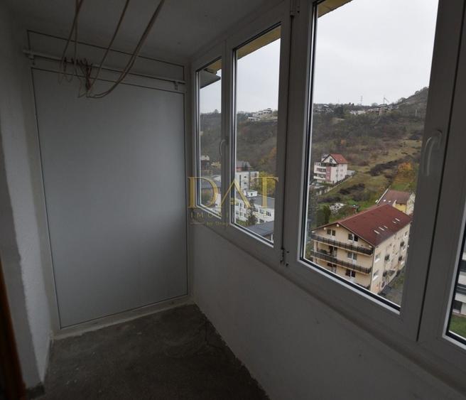 Apartament cu 3 camere semidecomandat în Grigorescu