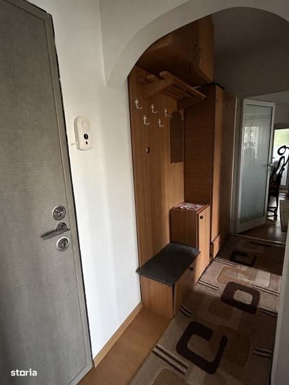 Apartament cu 3 camere semidecomandat în Ciupercenii Noi