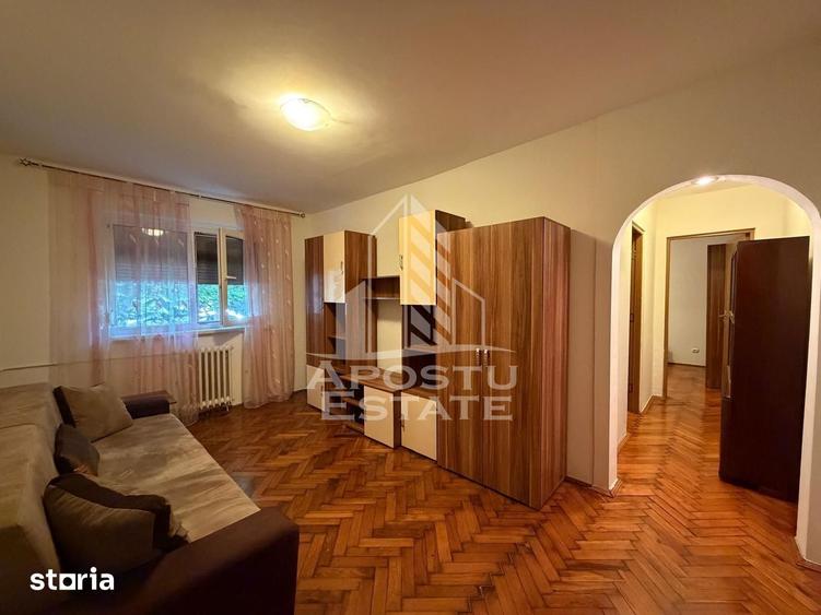 Apartament cu 3 camere semidecomandat în Dacia