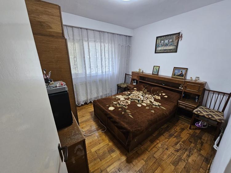 Apartament cu 3 camere decomandat în Exterior Vest