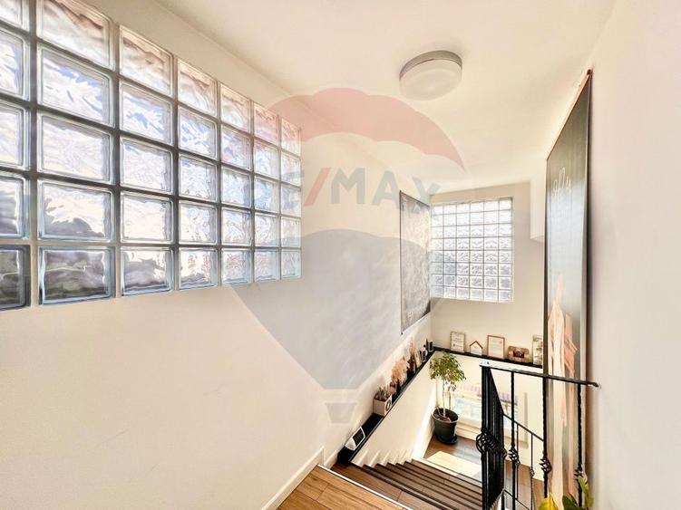 Casă cu 12 camere cu Teren 247 Mp în Decebal