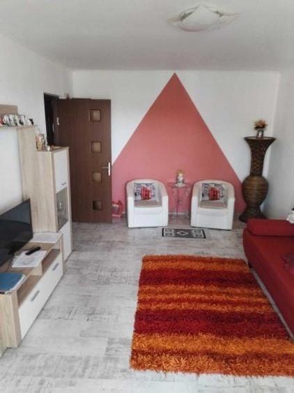 Apartament cu 3 camere decomandat, mobilat în Rahova