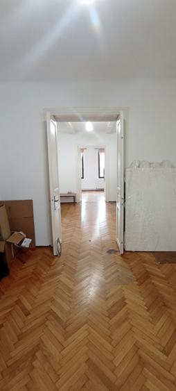 Apartament cu 3 camere semidecomandat în Mărășești