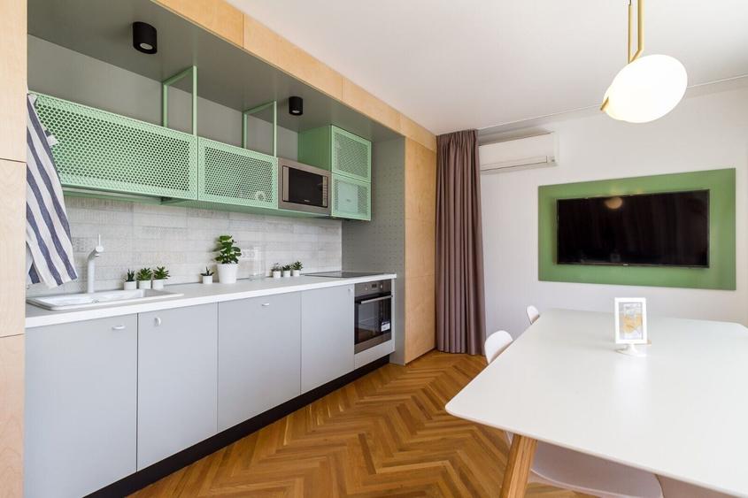 Apartament cu 4 camere decomandat, mobilat în Calea Victoriei