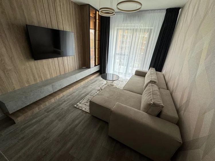 Apartament cu 2 camere semidecomandat, mobilat în 1 Mai