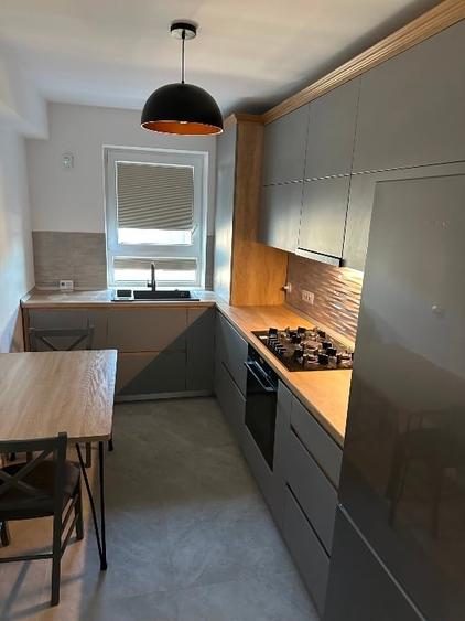 Apartament cu 3 camere decomandat în Tractorul
