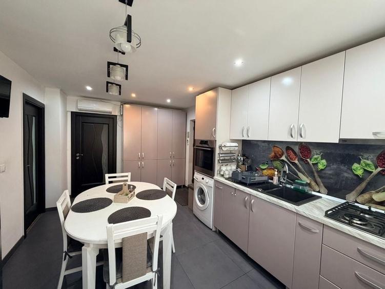 Apartament cu 3 camere decomandat în Coman