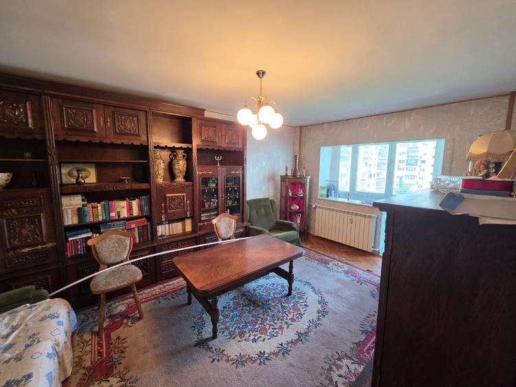 Apartament cu 3 camere decomandat în Tineretului