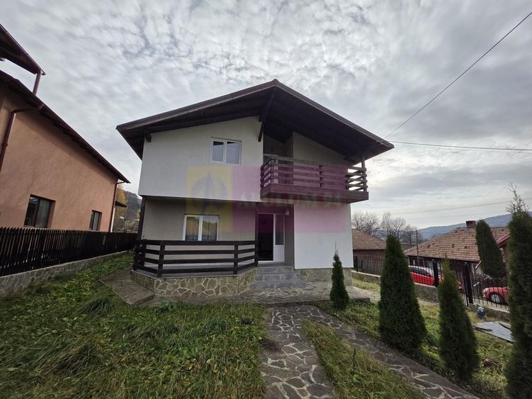 Casă individuală cu 4 camere cu Canalizare în Valea Doftanei