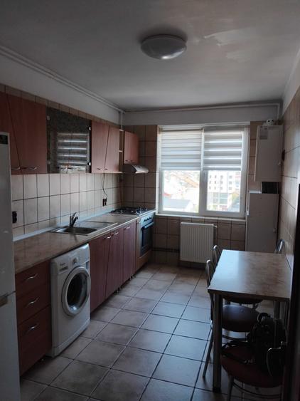 Apartament cu 3 camere decomandat în Micro 6
