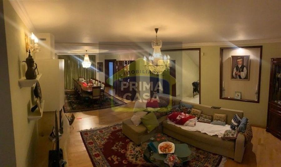 Duplex cu 10 camere cu Canalizare în Săsar